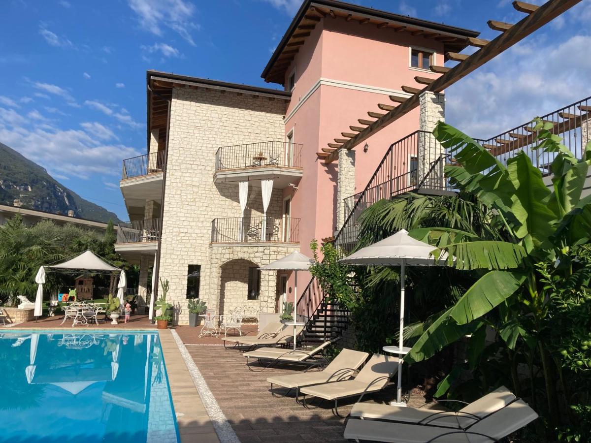 Aparthotel Residenza Le Due Torri Riva del Garda Exterior foto
