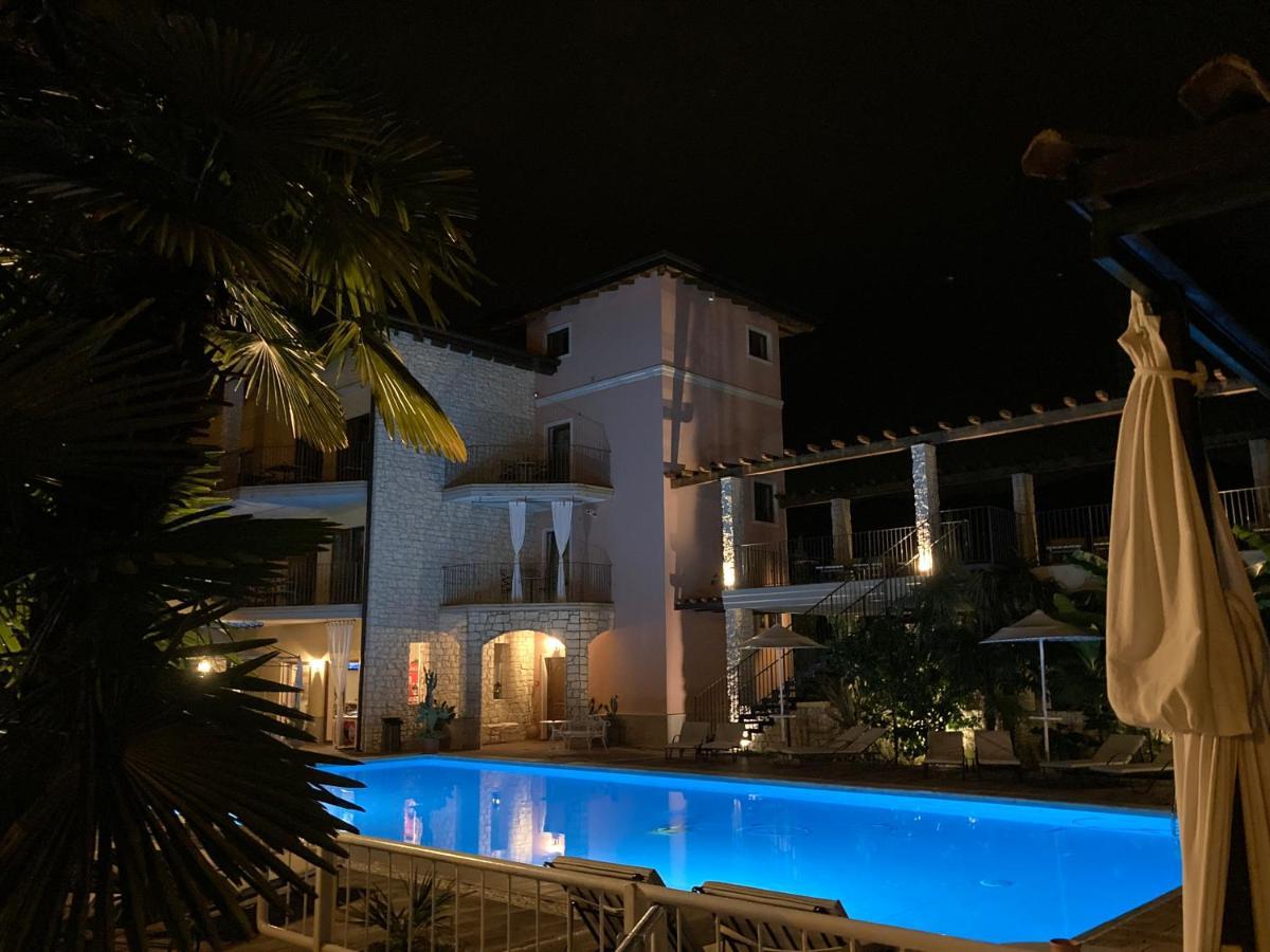 Aparthotel Residenza Le Due Torri Riva del Garda Exterior foto