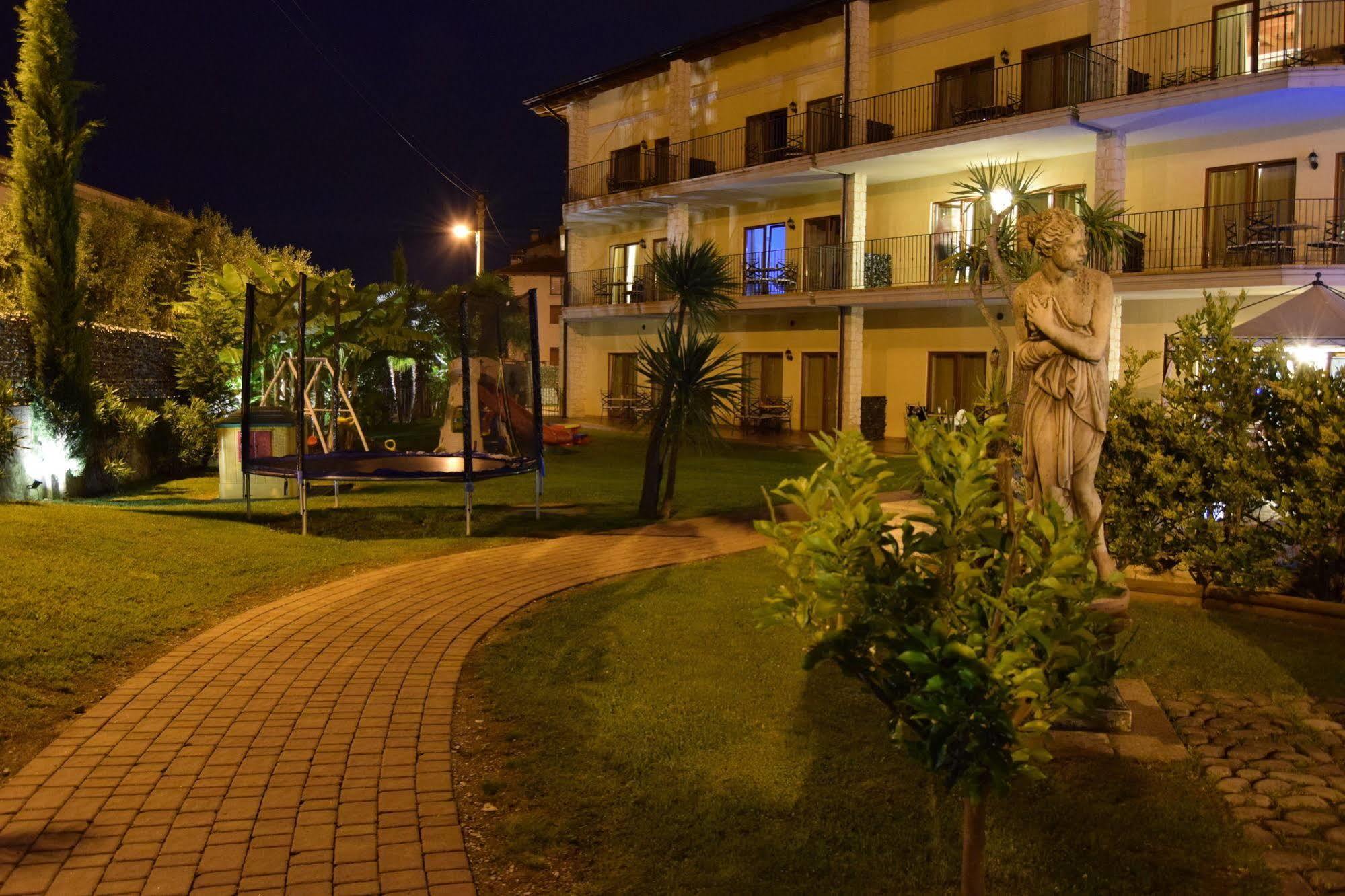 Aparthotel Residenza Le Due Torri Riva del Garda Exterior foto