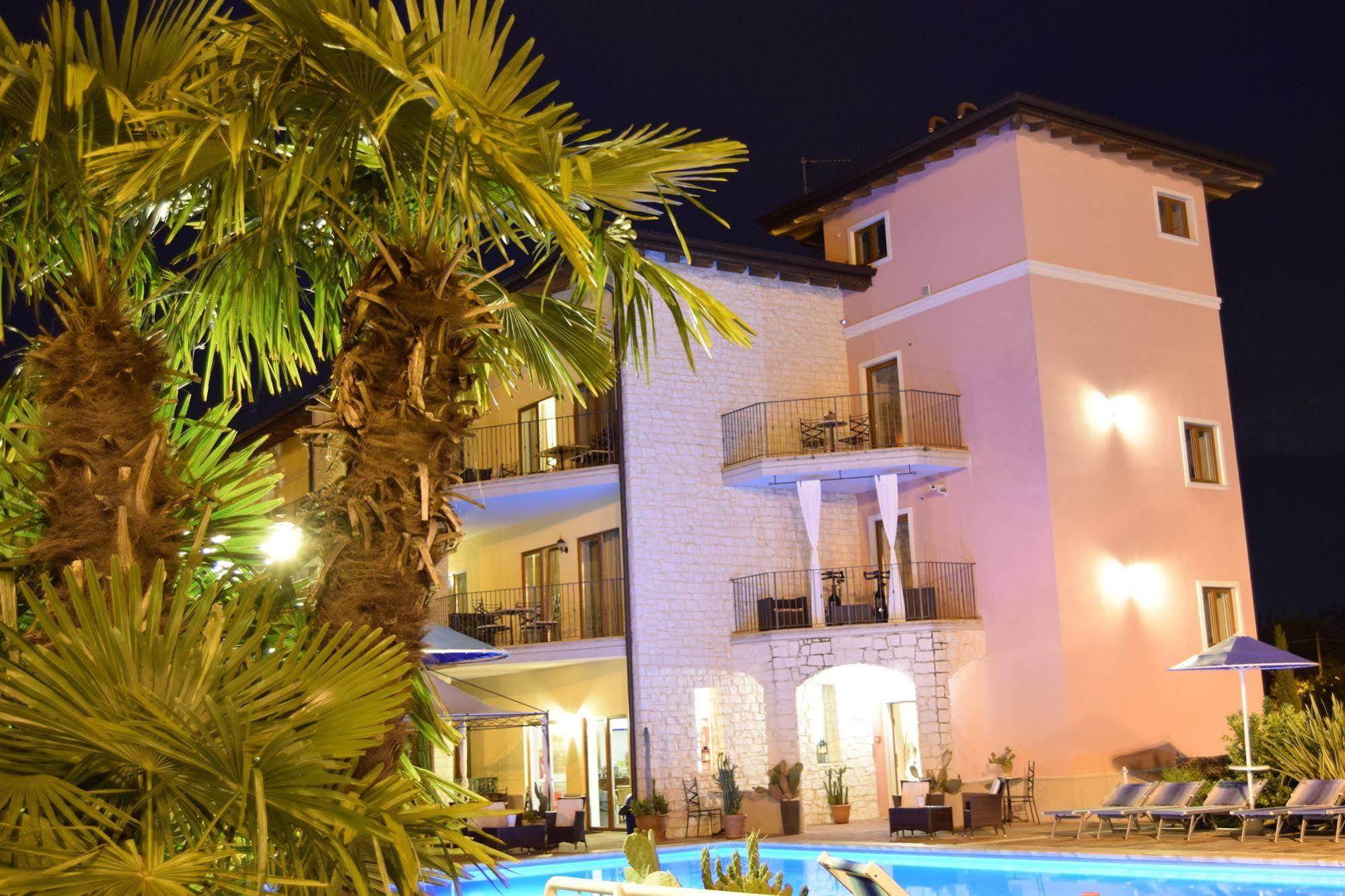 Aparthotel Residenza Le Due Torri Riva del Garda Exterior foto
