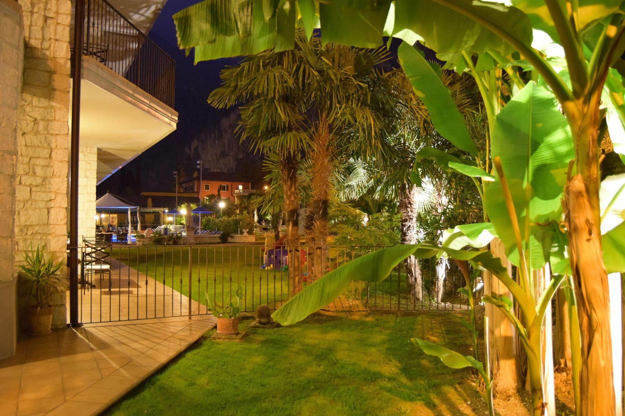 Aparthotel Residenza Le Due Torri Riva del Garda Exterior foto
